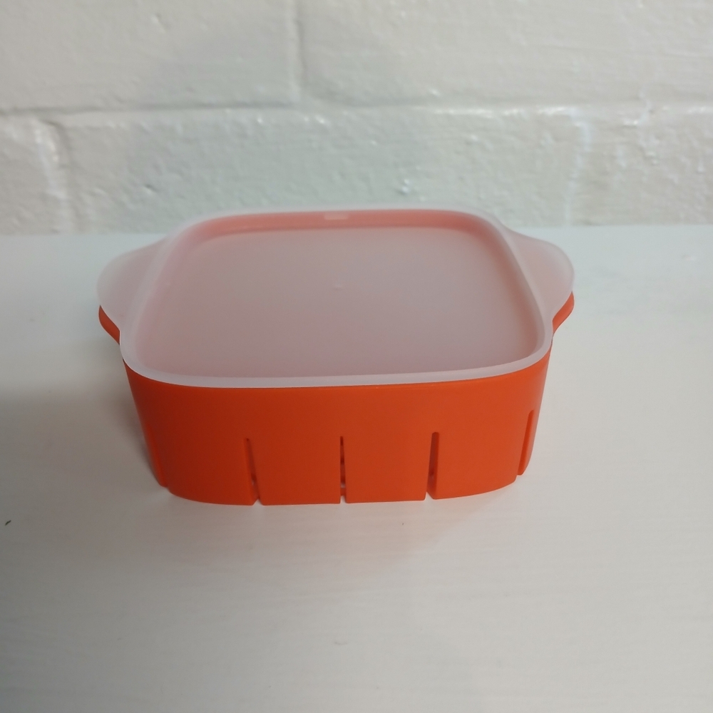 Tovolo red rinse and store berry colander with lid, BPA free